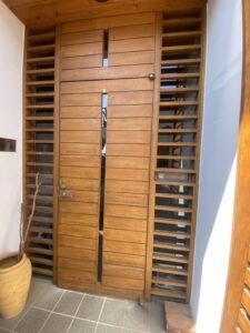 使い込まれたモダンな木製ドア
